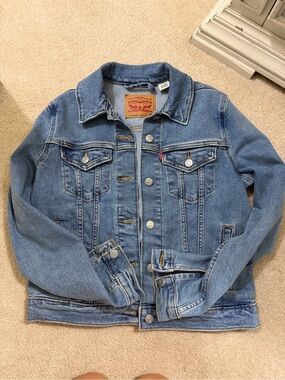 Levi's women’s Light Blue Denim Jacket - Classic Trucker Style